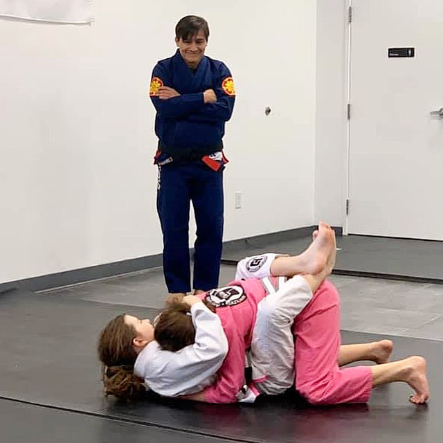 teen girls jiu jitsu lesson