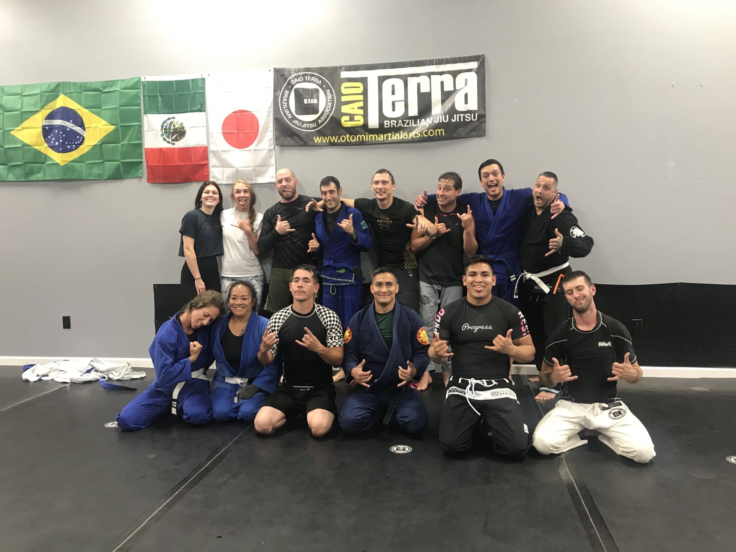 men and women group student jiu jitsu class picture